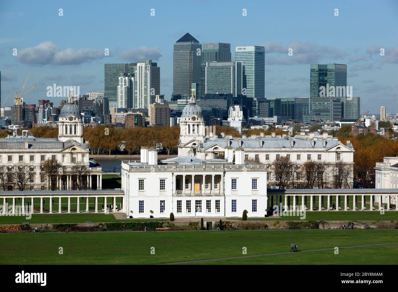 England - London - Greenwich - Blick vom Greenwich Park im Herbst auf das Royal Naval College, das Queen`s House und die Türme von Canary Wharf Stockfoto